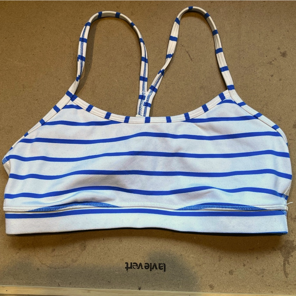 EUC Lululemon sz8 Flow Y IV Bra in White/Deauville Stripes